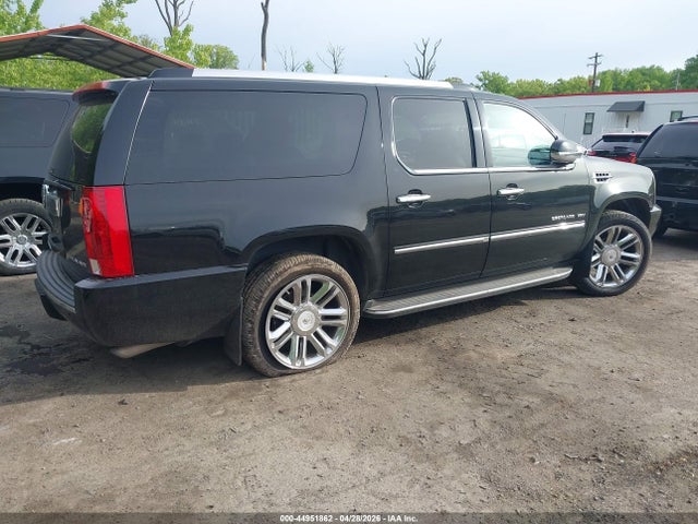 44951862 :رقم المزاد ، 1GYS4HEF0BR226735 vin ، 2011 Cadillac Escalade Esv Luxury مزاد بيع