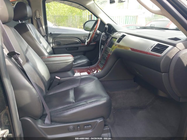 44951862 :رقم المزاد ، 1GYS4HEF0BR226735 vin ، 2011 Cadillac Escalade Esv Luxury مزاد بيع