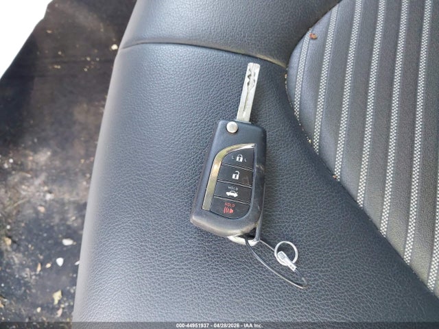 44951937 :رقم المزاد ، 4T1G11AK4MU443974 vin ، 2021 Toyota Camry Se مزاد بيع