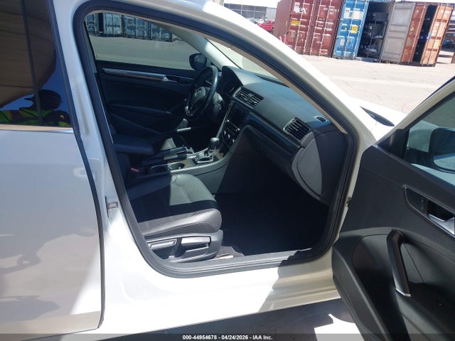 1VWBA7A33JC031022 Volkswagen Passat 2.0t Se