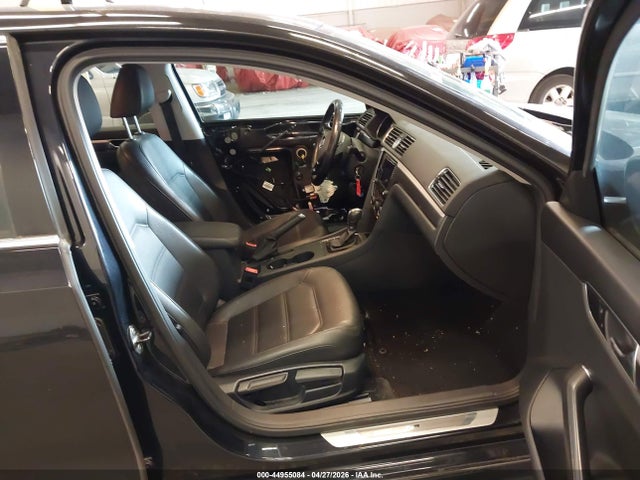 44955084 :رقم المزاد ، 1VWDT7A35HC016440 vin ، 2017 Volkswagen Passat 1.8t R-line مزاد بيع