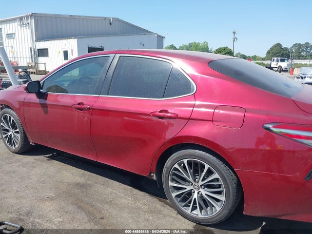 44955486 :رقم المزاد ، 4T1B11HK8JU582386 vin ، 2018 Toyota Camry Se مزاد بيع