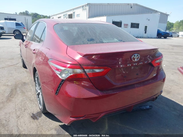 44955486 :رقم المزاد ، 4T1B11HK8JU582386 vin ، 2018 Toyota Camry Se مزاد بيع