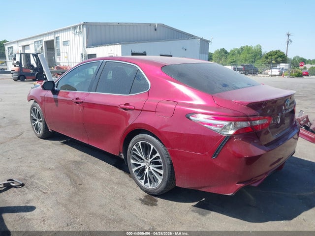 44955486 :رقم المزاد ، 4T1B11HK8JU582386 vin ، 2018 Toyota Camry Se مزاد بيع
