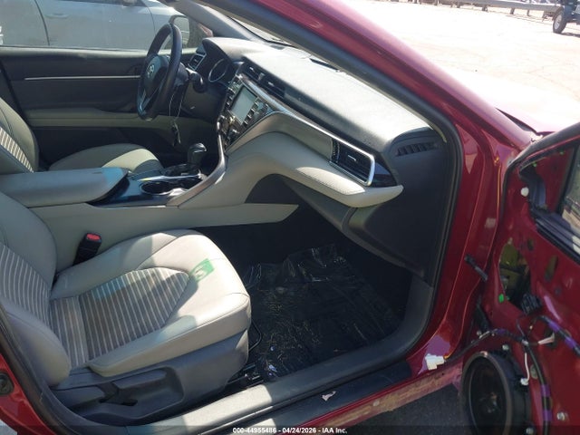 44955486 :رقم المزاد ، 4T1B11HK8JU582386 vin ، 2018 Toyota Camry Se مزاد بيع
