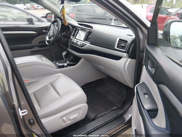 5TDJZRFH2JS525880 Toyota Highlander Xle
