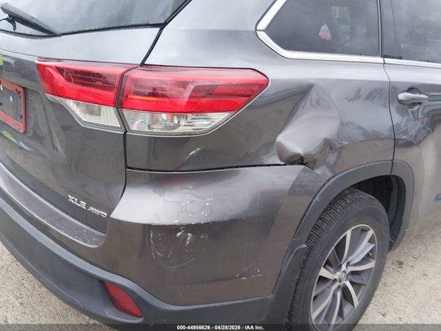 5TDJZRFH2JS525880 Toyota Highlander Xle