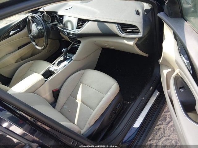 44956676 :رقم المزاد ، W04GV8SX8J1108803 vin ، 2018 Buick Regal Tourx Essence مزاد بيع