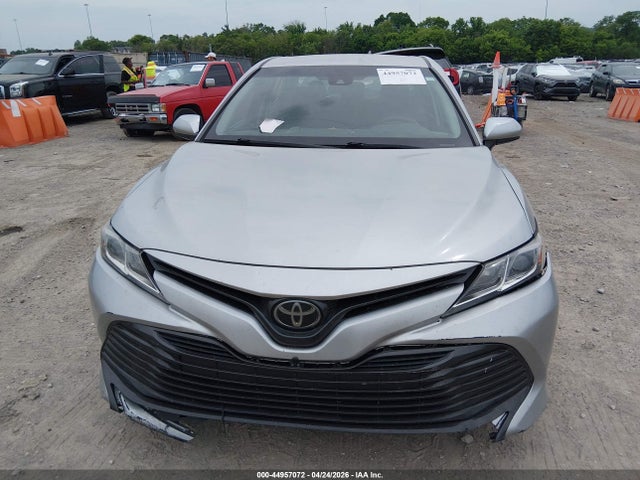 44957072 :رقم المزاد ، 4T1B11HKXJU593986 vin ، 2018 Toyota Camry Le مزاد بيع
