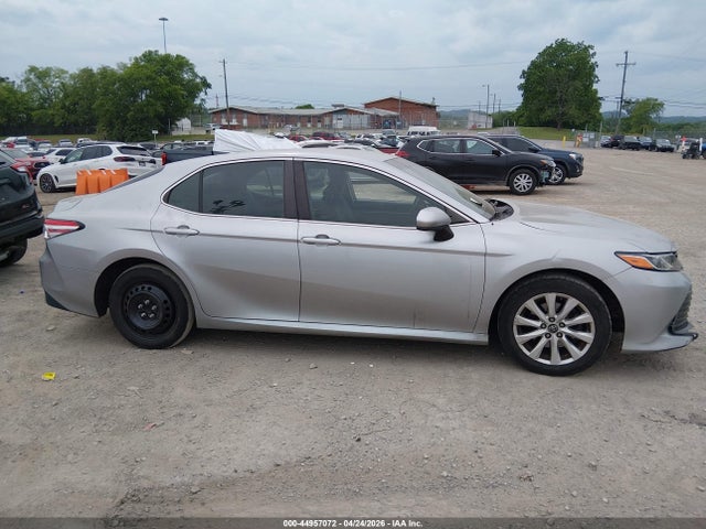 44957072 :رقم المزاد ، 4T1B11HKXJU593986 vin ، 2018 Toyota Camry Le مزاد بيع