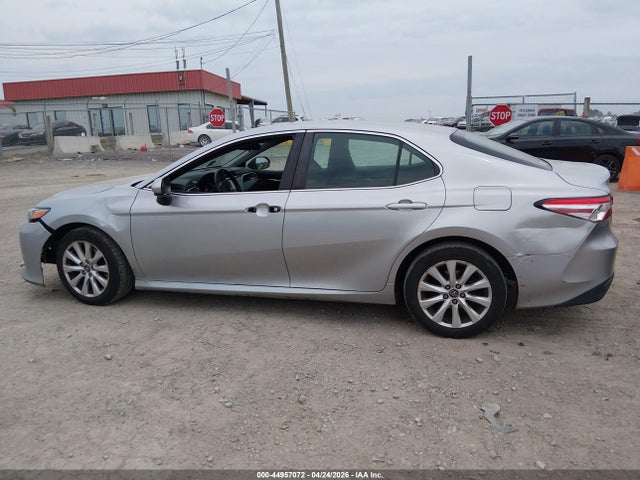 44957072 :رقم المزاد ، 4T1B11HKXJU593986 vin ، 2018 Toyota Camry Le مزاد بيع