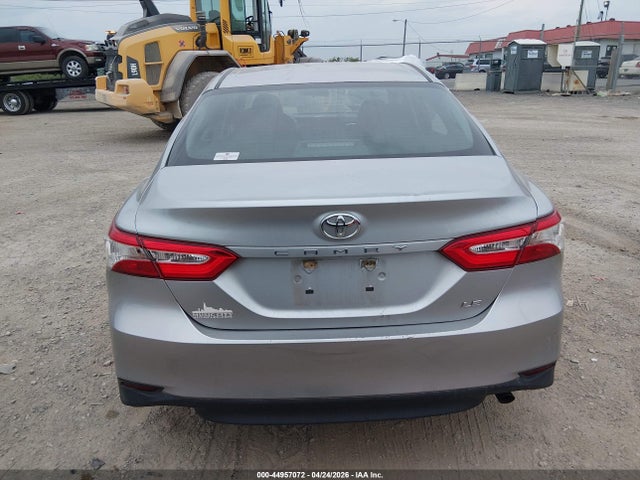44957072 :رقم المزاد ، 4T1B11HKXJU593986 vin ، 2018 Toyota Camry Le مزاد بيع