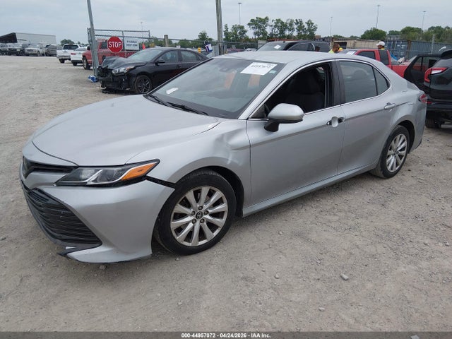 44957072 :رقم المزاد ، 4T1B11HKXJU593986 vin ، 2018 Toyota Camry Le مزاد بيع