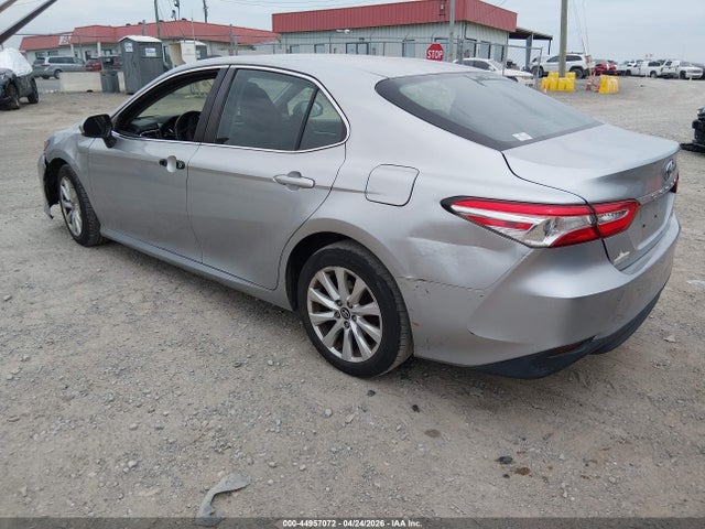 44957072 :رقم المزاد ، 4T1B11HKXJU593986 vin ، 2018 Toyota Camry Le مزاد بيع