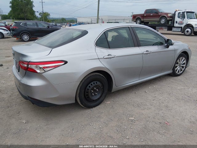 44957072 :رقم المزاد ، 4T1B11HKXJU593986 vin ، 2018 Toyota Camry Le مزاد بيع