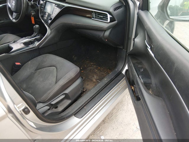 44957072 :رقم المزاد ، 4T1B11HKXJU593986 vin ، 2018 Toyota Camry Le مزاد بيع