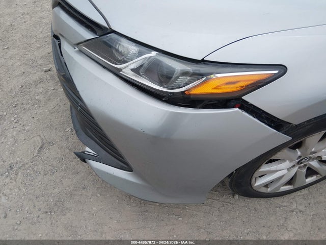 44957072 :رقم المزاد ، 4T1B11HKXJU593986 vin ، 2018 Toyota Camry Le مزاد بيع