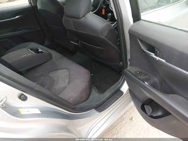 44957072 :رقم المزاد ، 4T1B11HKXJU593986 vin ، 2018 Toyota Camry Le مزاد بيع