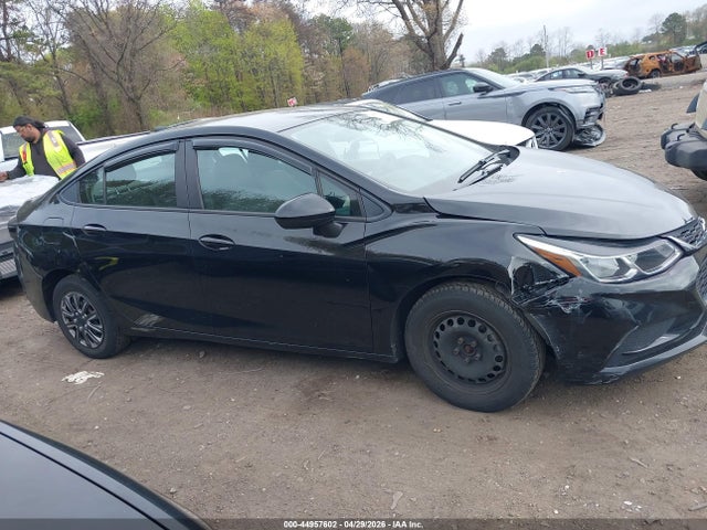 44957602 :رقم المزاد ، 1G1BC5SMXJ7144072 vin ، 2018 Chevrolet Cruze Ls Auto مزاد بيع