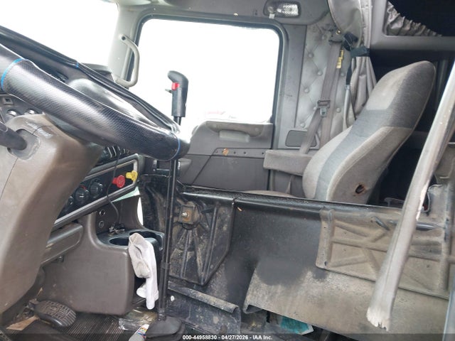 44958830 :رقم المزاد ، 1XKADB9X67J158632 vin ، 2007 Kenworth Construction T600 مزاد بيع