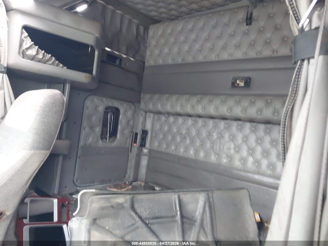 44958830 :رقم المزاد ، 1XKADB9X67J158632 vin ، 2007 Kenworth Construction T600 مزاد بيع