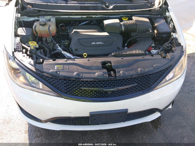44958945 :رقم المزاد ، 2C4RC1EG7JR358469 vin ، 2018 Chrysler Pacifica Touring L Plus مزاد بيع