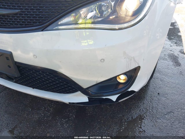 44958945 :رقم المزاد ، 2C4RC1EG7JR358469 vin ، 2018 Chrysler Pacifica Touring L Plus مزاد بيع