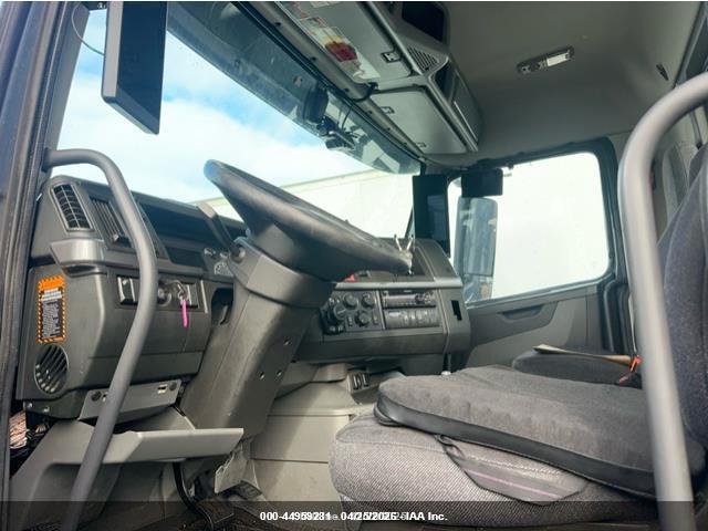 4V4WC9EG9LN261814 Volvo VNR