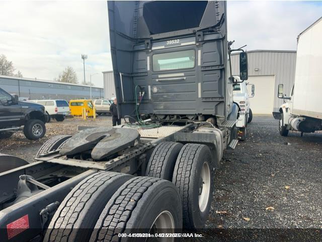 4V4WC9EG9LN261814 Volvo VNR