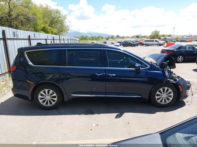2017 Chrysler Pacifica Touring-l მანქანა იყიდება აუქციონზე, vin: 2C4RC1BG3HR795514, აუქციონის ნომერი: 44959698
