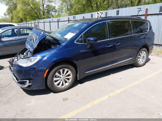 2017 Chrysler Pacifica Touring-l მანქანა იყიდება აუქციონზე, vin: 2C4RC1BG3HR795514, აუქციონის ნომერი: 44959698