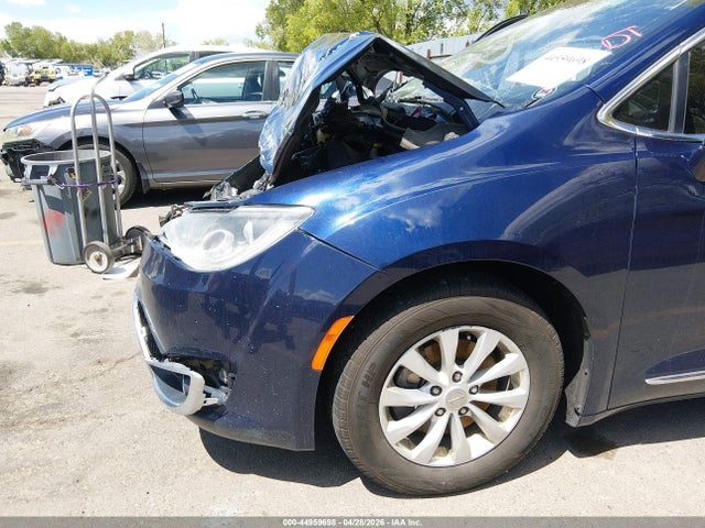 2017 Chrysler Pacifica Touring-l მანქანა იყიდება აუქციონზე, vin: 2C4RC1BG3HR795514, აუქციონის ნომერი: 44959698
