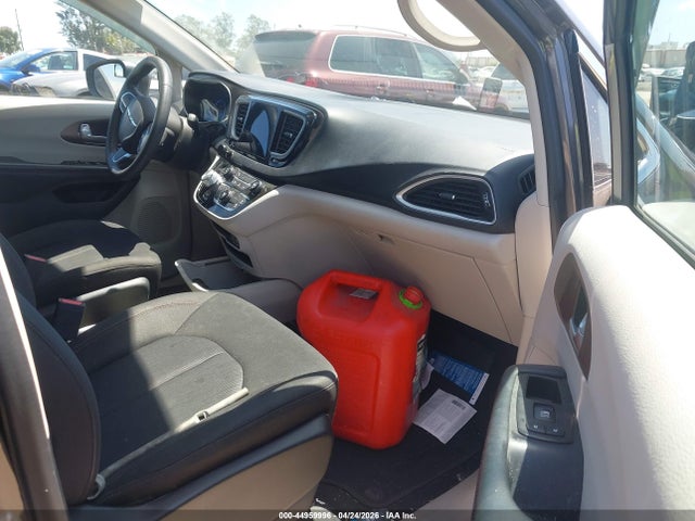 2C4RC1DG5HR611378 Chrysler Pacifica Touring