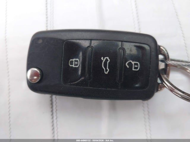 1VWBT7A33GC053332 Volkswagen Passat 1.8t Se