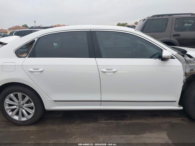 1VWBT7A33GC053332 Volkswagen Passat 1.8t Se