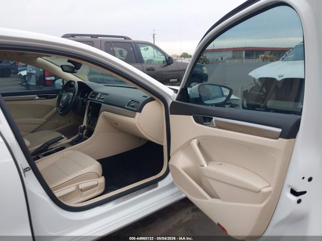 1VWBT7A33GC053332 Volkswagen Passat 1.8t Se