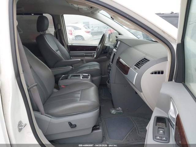2010 Chrysler Town & Country Touring მანქანა იყიდება აუქციონზე, vin: 2A4RR5DX3AR128932, აუქციონის ნომერი: 44960897