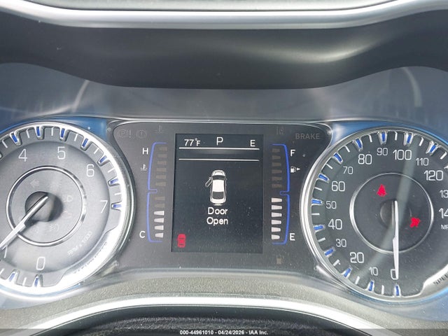 44961010 :رقم المزاد ، 1C3CCCAB3FN685326 vin ، 2015 Chrysler 200 Limited مزاد بيع