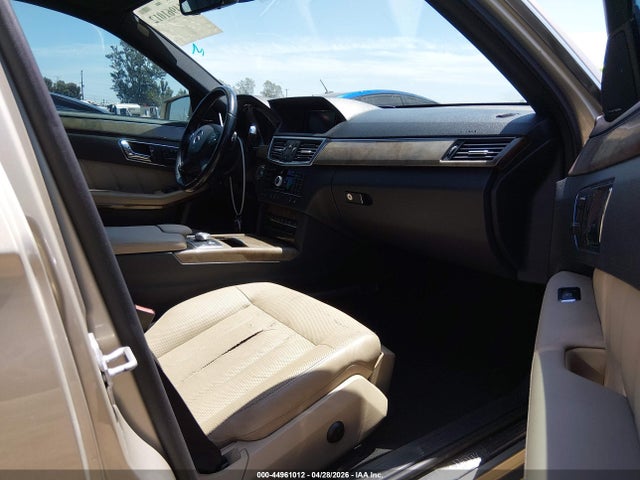 44961012 :رقم المزاد ، WDDHF7CB4AA100532 vin ، 2010 Mercedes-benz E 550 مزاد بيع