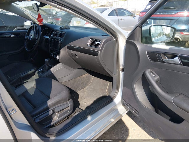 44961048 :رقم المزاد ، 3VWL17AJ0GM217983 vin ، 2016 Volkswagen Jetta 1.8t Sel مزاد بيع