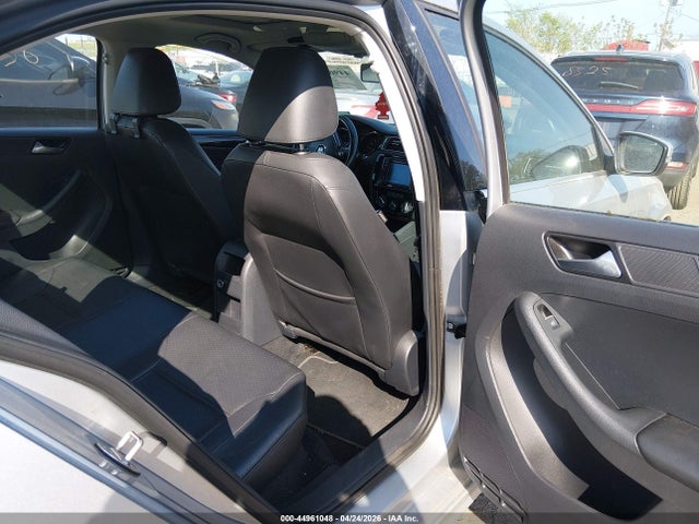44961048 :رقم المزاد ، 3VWL17AJ0GM217983 vin ، 2016 Volkswagen Jetta 1.8t Sel مزاد بيع