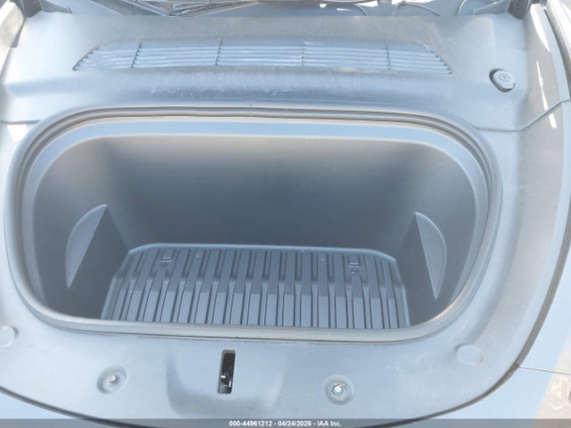 2025 Tesla Model Y Long Range Dual Motor All-wheel Drive მანქანა იყიდება აუქციონზე, vin: 7SAYGDEE4SF296383, აუქციონის ნომერი: 44961212