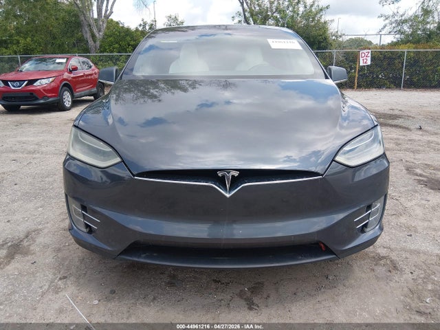 2017 Tesla Model X 100d/75d/90d მანქანა იყიდება აუქციონზე, vin: 5YJXCBE21HF039270, აუქციონის ნომერი: 44961216