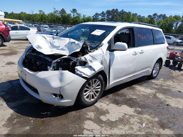 44962074 :رقم المزاد ، 5TDYK3DC0FS628438 vin ، 2015 Toyota Sienna Xle 8 Passenger مزاد بيع