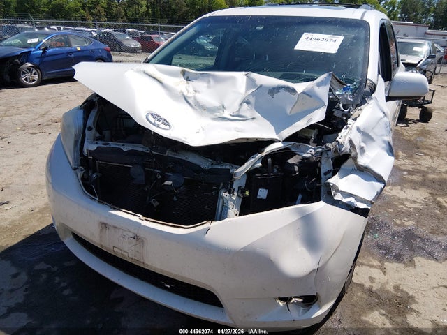 44962074 :رقم المزاد ، 5TDYK3DC0FS628438 vin ، 2015 Toyota Sienna Xle 8 Passenger مزاد بيع