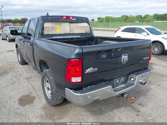 44962308 :رقم المزاد ، 1C6RR7LT5JS332766 vin ، 2018 Ram 1500 Big Horn  4x4 5'7 Box مزاد بيع