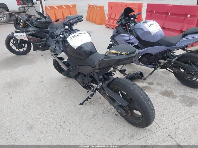 Kawasaki EX400 2022 JKAEXKG11NDAF8722 Image 3