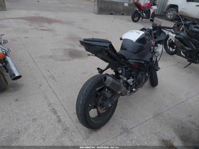 Kawasaki EX400 2022 JKAEXKG11NDAF8722 Image 4