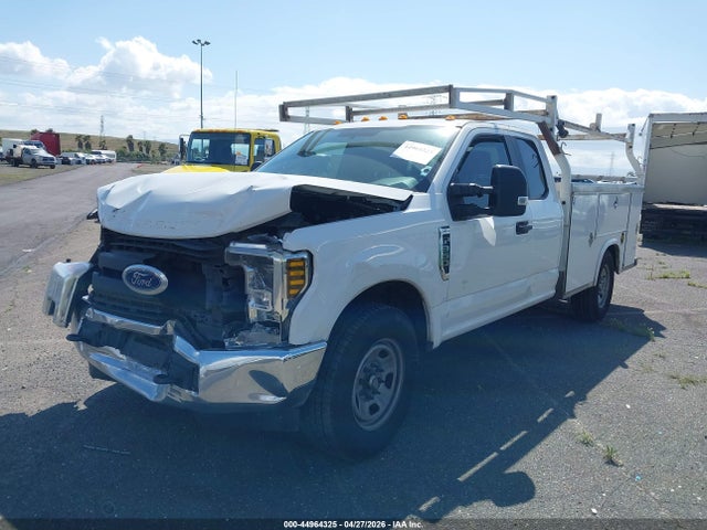 Ford F-350 Chassis Xl 2019 1FD8X3E67KEC58868 Image 2