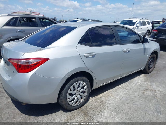 Toyota COROLLA LE 2018 5YFBURHE7JP808533 Image 4